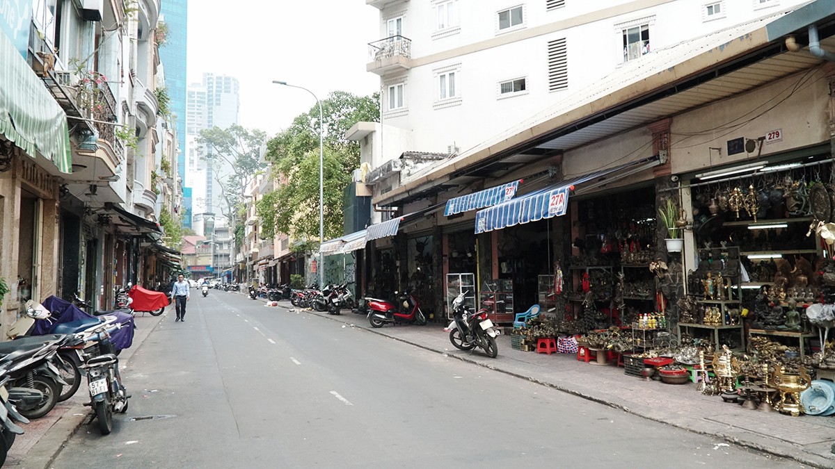 Phố đồ cổ Lê Công Kiều  