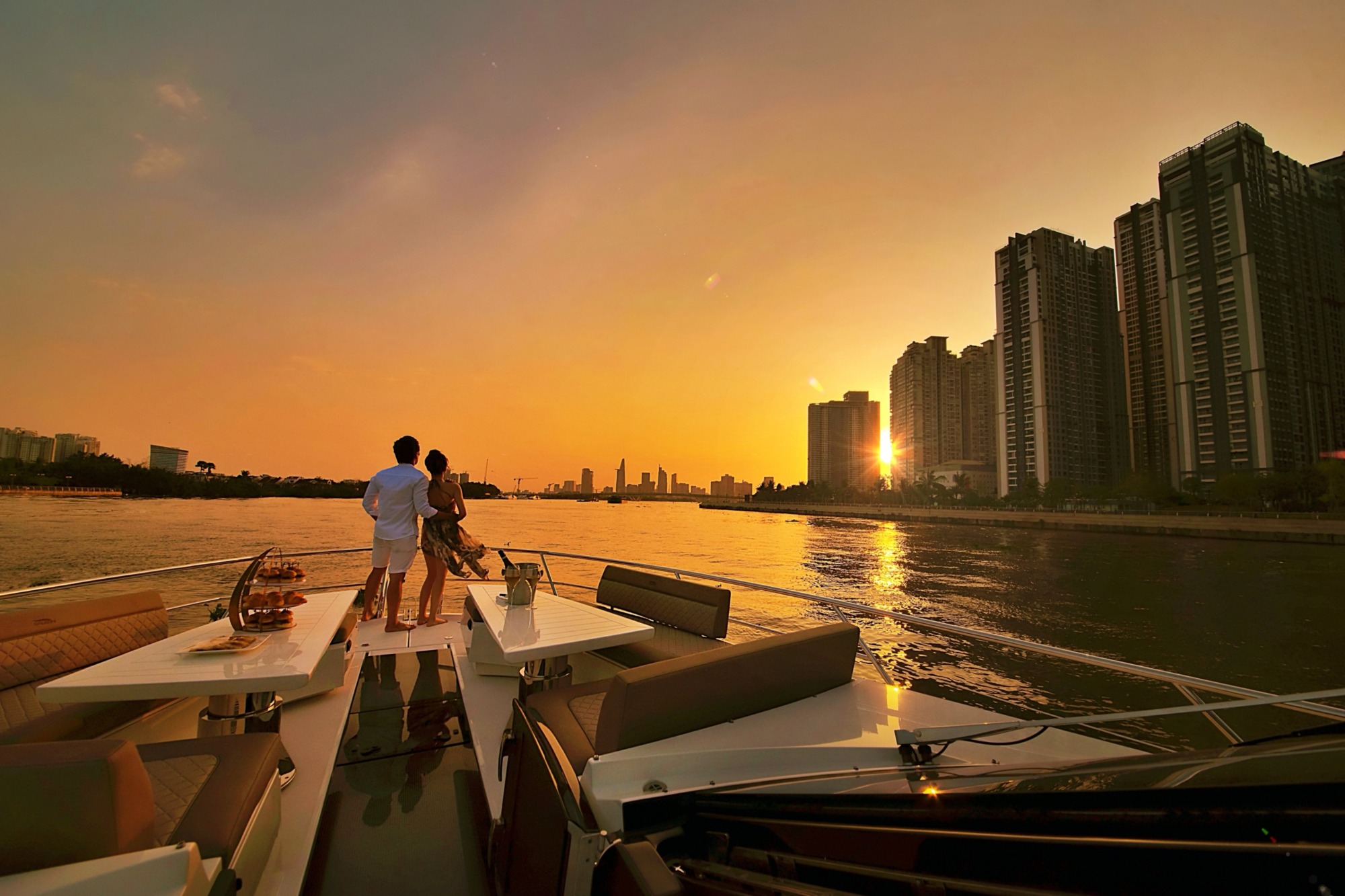 Ngắm hoàn hôn trên sông Sài Gòn 